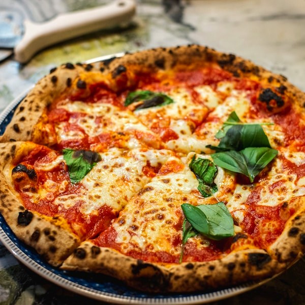 Low Carb Pizza: So gelingt der gesunde Pizzateig