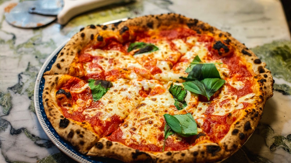 Low Carb Pizza: So gelingt der gesunde Pizzateig